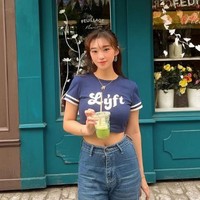 Namun, reputasi Livy sempat tercoreng setelah terungkap bahwa ia meminta sumbangan dari netizen untuk membelikan mobil mewah Mercedes Benz untuk ibunya. Foto: Instagram/livyrenata