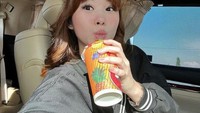 Minuman dingin seolah tak boleh lepas dari tangannya. Bahkan saat berada di dalam mobilnya harus ada minuman segar yang dinikmati Livy selama menempuh perjalanan. Foto: Instagram/livyrenata