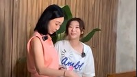 Tidak sendirian, ia ditemani oleh ibunya saat belajar memasak. Begitu sabar ibu dari Livy Renata mengajarkan anaknya untuk menyajikan makanan yang sederhana dan enak. Foto: Instagram/livyrenata