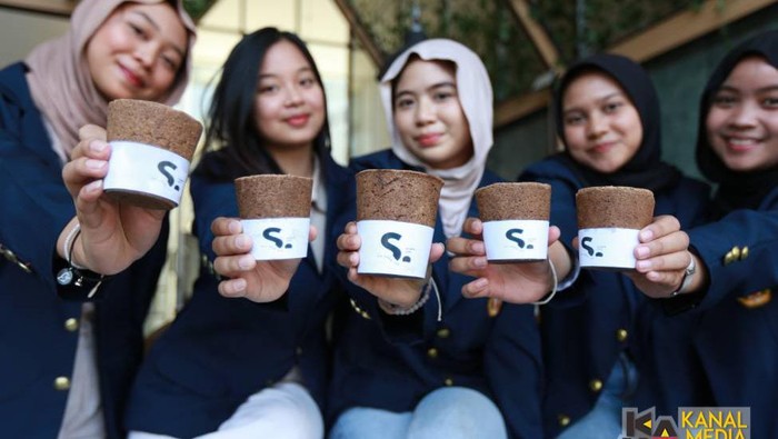 Mahasiswa Unpad memanfaatkan kulit biji kopi untuk dijadikan gelas yang bisa dikonsumsi.