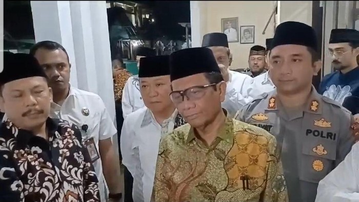 Mahfud Md saat berkunjung ke salah satu Ponpes di Jember.