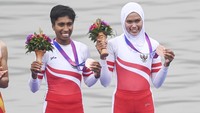 Pedayung putri Indonesia Chelsea Corputty (kiri) dan Mutiara Rahma Putri menunjukan medali usai berlomba. Chelsea Corputty dan Mutiara Rahma Putri meraih medali pertama bagi Indonesia yakni medali perunggu.