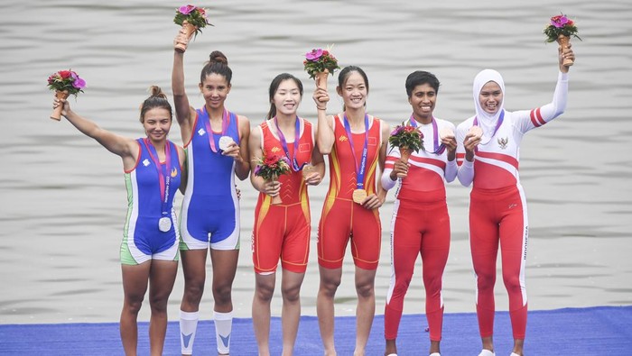 Medali pertama Indonesia Asian Games 2022 Pedayung putri Indonesia Chelsea Corputty (kedua kiri) dan Mutiara Rahma Putri (kiri) memacu kecepatan pada final kelas Light-weight Double Scull di Fuyang Water Sports Center, Hangzhou, China, Minggu (24/9/2023). Chelsea Corputty dan Mutiara Rahma Putri meraih medali pertama bagi Indonesia yakni medali perunggu. ANTARA FOTO/Hafidz Mubarak A/YU