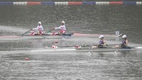 Pedayung putri Indonesia Chelsea Corputty (kedua kiri) dan Mutiara Rahma Putri (kiri) memacu kecepatan pada final kelas Light-weight Double Scull di Fuyang Water Sports Center, Hangzhou, China, Minggu (24/9/2023). 