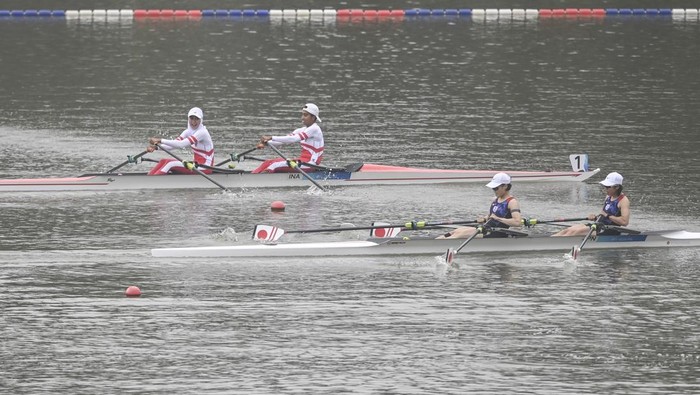 Medali pertama Indonesia Asian Games 2022 Pedayung putri Indonesia Chelsea Corputty (kedua kiri) dan Mutiara Rahma Putri (kiri) memacu kecepatan pada final kelas Light-weight Double Scull di Fuyang Water Sports Center, Hangzhou, China, Minggu (24/9/2023). Chelsea Corputty dan Mutiara Rahma Putri meraih medali pertama bagi Indonesia yakni medali perunggu. ANTARA FOTO/Hafidz Mubarak A/YU