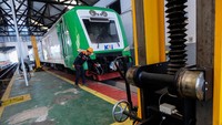 Perawatan lokomotif, kebersihan gerbong, dan kontrol rel rutin dilakukan oleh petugas di depo yang dikelola PT KAI Daop 6 Yogyakarta.