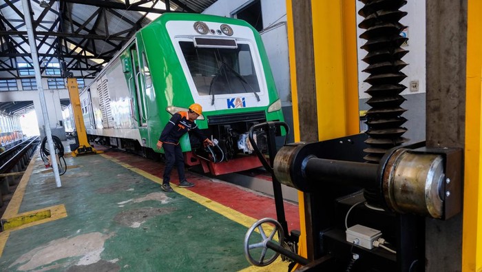 Melihat Perawatan Rutin Kereta Api di Depo Lokomotif Balapan Solo Petugas melakukan perawatan rutin keseimbangan rel kereta api di Depo Lokomotif Balapan Solo, Jawa Tengah, Minggu (24/9/2023). Perawatan lokomotif, kebersihan gerbong, dan kontrol rel rutin dilakukan petugas di depo yang dikelola PT KAI Daop 6 Yogyakarta tersebut sebagai upaya untuk memberikan kenyamanan dan keamanan bagi penumpang kereta api. ANTARAFOTO/Maulana Surya/nz.