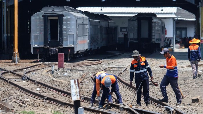 Melihat Perawatan Rutin Kereta Api di Depo Lokomotif Balapan Solo Petugas melakukan perawatan rutin keseimbangan rel kereta api di Depo Lokomotif Balapan Solo, Jawa Tengah, Minggu (24/9/2023). Perawatan lokomotif, kebersihan gerbong, dan kontrol rel rutin dilakukan petugas di depo yang dikelola PT KAI Daop 6 Yogyakarta tersebut sebagai upaya untuk memberikan kenyamanan dan keamanan bagi penumpang kereta api. ANTARAFOTO/Maulana Surya/nz.