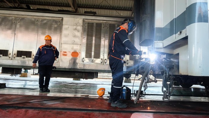 Petugas melakukan perawatan rutin  keseimbangan rel kereta api di Depo Lokomotif Balapan Solo, Jawa Tengah, Minggu (24/9/2023). Perawatan lokomotif, kebersihan gerbong, dan kontrol rel rutin dilakukan petugas di depo yang dikelola PT KAI Daop 6 Yogyakarta tersebut sebagai upaya untuk memberikan kenyamanan dan keamanan bagi penumpang kereta api. ANTARAFOTO/Maulana Surya/nz.