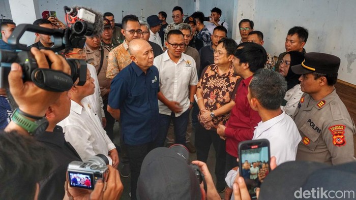 Menteri Koperasi dan UKM Teten Masduki saat kunjungan ke pabrik di Majalengka, Kabupaten Bandung, Minggu (24/9/2023).