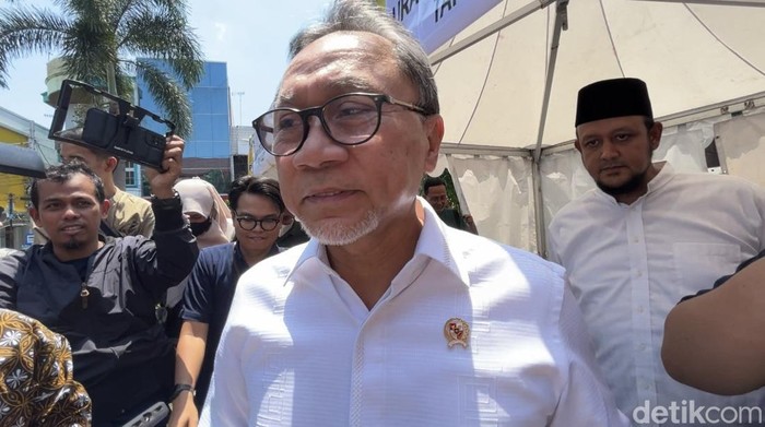 Menteri Perdagangan, Zulkifli Hasan, saat di Pasar Legi Solo, Minggu (24/9/2023).