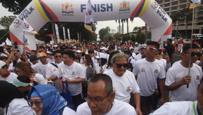 Seniman Liong menghibur peserta Fun Walk Kadin Indonesia di kawasan Gelora Bung Karno, Jakarta, Minggu (24/9/2023). Serangkaian kegiatan dilakukan kegiatan dilakukan merayakan HUT ke-55 Kadin Indonesia seperti kegiatan Fun Walk, Pameran UMKM Binaan Kadin, serta penyerahan Peta Jalan Indonesia Emas 2045 kepada Presiden pada 22 September 2023 lalu, dimana peta jalan ini diharapkan dapat menjadi sebagai panduan yang melengkapi kerangka kebijakan pemerintah untuk mencapai Visi Indonesia Emas 2045, ANTARA FOTO/Indrianto Eko Suwarso/YU