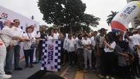Wakil Ketua Umum Bidang Maritim Investasi dan Luar Negeri Kadin Indonesia Shinta Khamdani (ketiga kiri), Ketua Umum Kadin DKI Jakarta Diana Dewi (kiri), dan Ketua MPR RI Bambang Soesatyo (kedua kiri) melepas peserta Fun Walk di kawasan Gelora Bung Karno.