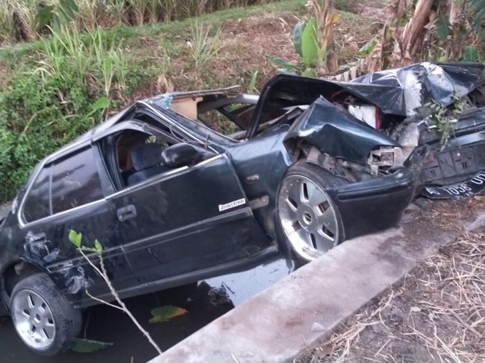 Mobil sedan menyangkut di atas parit tepi jalan Karanganom - Jatinom, Kabupaten Klaten, Minggu (24/9/2023) sore.