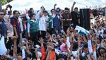 Momen Anies-Cak Imin Ikut Jalan Gembira Bareng Simpatisan di Makassar