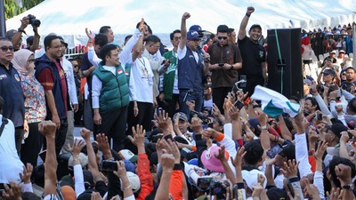Momen Anies-Cak Imin Ikut Jalan Gembira Bareng Simpatisan di Makassar