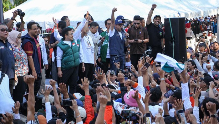 Momen Anies-Cak Imin Ikut Jalan Gembira Bareng Simpatisan di Makassar Sejumlah peserta melambaikan tangan saat mengikuti Jalan Gembira Bersama Anies Baswedan dan Gus Muhaimin di Makassar, Sulawesi Selatan, Minggu (24/9/2023). Kegiatan tersebut diikuti oleh ribuan simpatisan dan kader partai dari Koalisi Perubahan sebagai bentuk dukungan terhadap pasangan bakal calon Presiden dan bakal calon Wakil Presiden Anies Baswedan-Muhaimin Iskandar pada Pilpres 2024. ANTARA FOTO/Arnas Padda/YU
