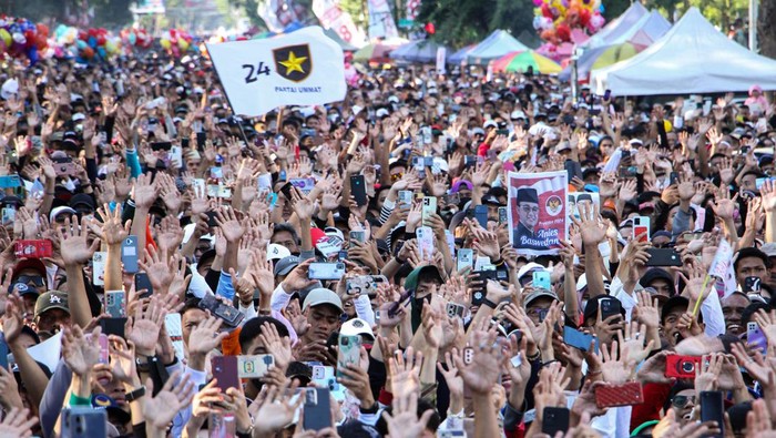 Momen Anies-Cak Imin Ikut Jalan Gembira Bareng Simpatisan di Makassar Sejumlah peserta melambaikan tangan saat mengikuti Jalan Gembira Bersama Anies Baswedan dan Gus Muhaimin di Makassar, Sulawesi Selatan, Minggu (24/9/2023). Kegiatan tersebut diikuti oleh ribuan simpatisan dan kader partai dari Koalisi Perubahan sebagai bentuk dukungan terhadap pasangan bakal calon Presiden dan bakal calon Wakil Presiden Anies Baswedan-Muhaimin Iskandar pada Pilpres 2024. ANTARA FOTO/Arnas Padda/YU