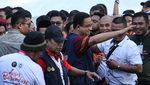 Momen Anies-Cak Imin Ikut Jalan Gembira Bareng Simpatisan di Makassar