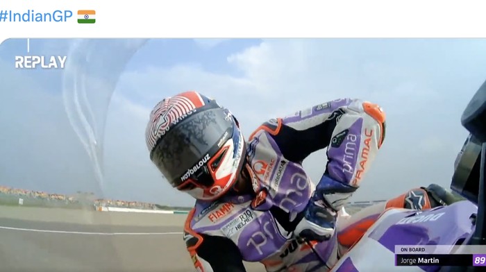 Momen Jorge Martin benerin ritsleting wearpack saat race MotoGP India 2023