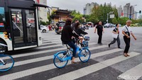 Tidak hanya masyarakat Shanghai yang menikmati sewa sepeda listrik, banyak turis lokal atau mancanegara yang menyewa sepeda listrik untuk keliling Shanghai. Foto: M Luthfi Andika