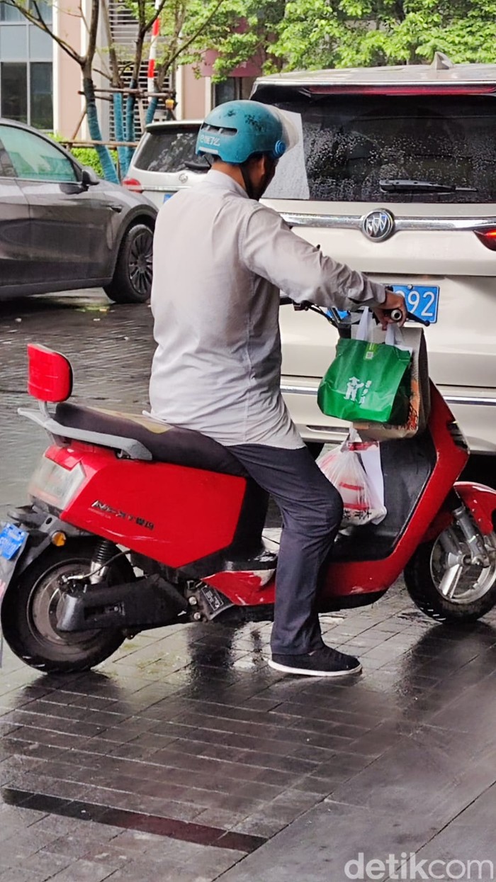 Motor dan sepeda listrik di Shnghai China. Motor dan sepeda listrik di Shnghai China.