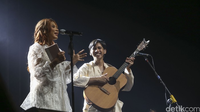 Nadin Amizah dan Ananda Badudu membawakan lagu-lagu Banda Neira di Pestapora, Jakarta, Sabtu (23/9/2023).