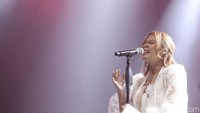 Lagu-lagu seperti Sampai Jadi Debu, Yang Patah Tumbuh Yang Hilang Berganti, hingga Hujan di Mimpi dibawakan bersama Nadin Amizah dengan lembut. (Foto: Rifkianto Nugroho/detikcom) 