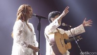 Tentu saja lagu-lagu ini berhasil membawa penonton hanyut. Seperti halnya sang penyanyi yang terbawa lirik lagu yang mereka nyanyikan. (Foto: Rifkianto Nugroho/detikcom)