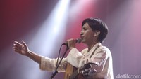 Busana yang dikenakan Ananda Badudu terasa selaras dengan lagu-lagu yang dibawakan malam itu. (Foto: Rifkianto Nugroho/detikcom) 
