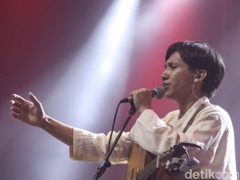 Nadin Amizah dan Ananda Badudu Nadin Amizah dan Ananda Badudu membawakan lagu-lagu Banda Neira di Pestapora, Jakarta, Sabtu (23/9/2023).
