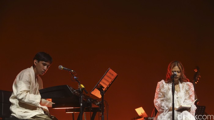 Nadin Amizah dan Ananda Badudu Nadin Amizah dan Ananda Badudu membawakan lagu-lagu Banda Neira di Pestapora, Jakarta, Sabtu (23/9/2023).