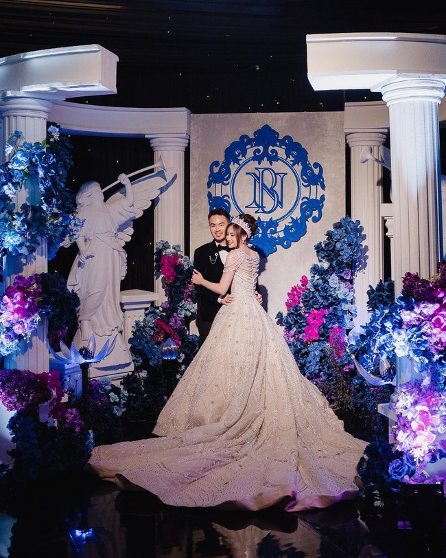 Pernikahan pebisnis William Aristo atau Bill Aristo Suryono dan Nadya Asrella, 2nd Runner Up Miss Indonesia dan Miss Jawa Tengah 2018, menjadi sorotan warganet di media sosial. Pernikahan keduanya viral karena kemewahannya membuat netizen takjub. Foto: Instagram @nadyastrella