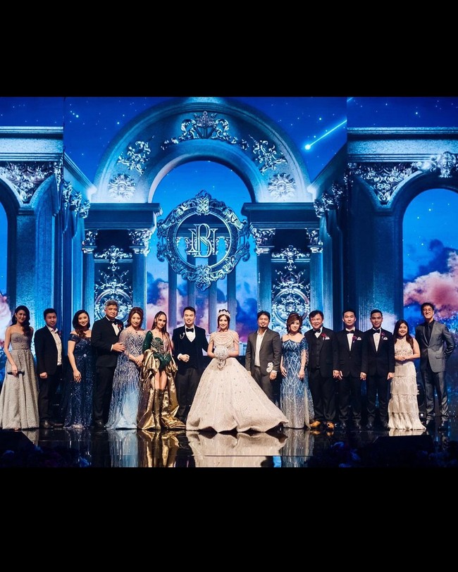 Nadya mengunggah foto-foto pernikahannya yang terinspirasi dari Disney, lewat akun TikTok @nadyaastrella. Tema pernikahan Bill dan Nadya berjudul The Kingdom of Hearts. Keduanya menyelenggarakan acara pernikahan pada 9 September 2023 di Hotel Padma, Semarang, Jawa Tengah. Foto: Instagram @nadyastrella