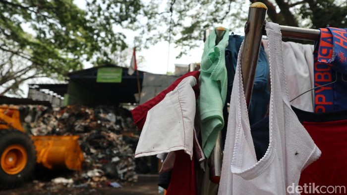 Nestapa Santi, lokasi rumahnya yang berdekatan dengan pembuangan sampah bikin sekeluarga menderita.