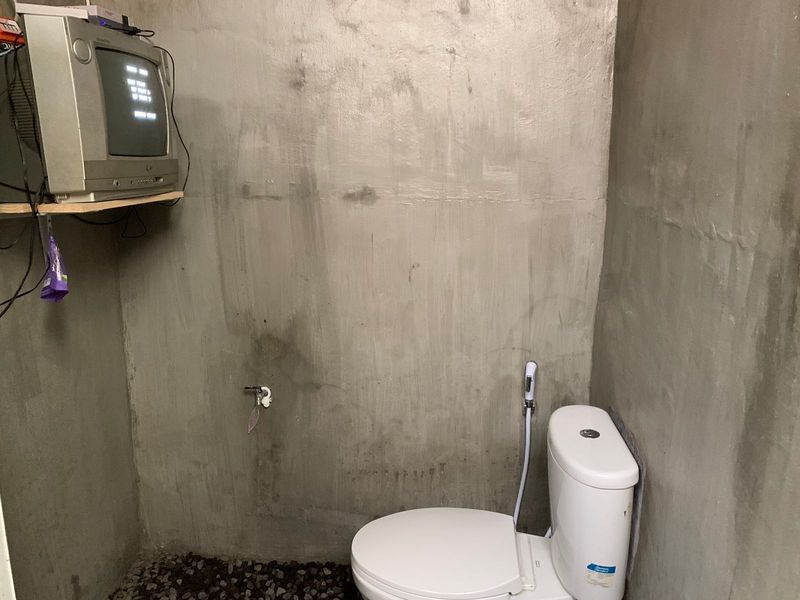 Nintendo dengan TV tabung di toilet Rumah Momo.