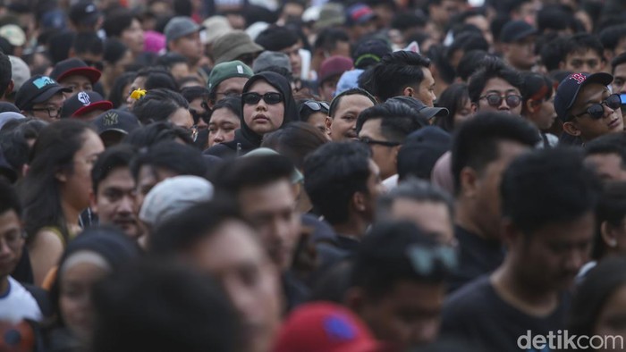 Penonton Pestapora 2023 hari ketiga semakin padat. Antusias penonton di hari minggu semakin terlihat.