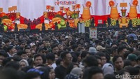 Pengunjung yang datang dari berbagai kota ini nampak telah memadati panggung sejak siang hari.