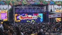 Sejumlah penonton memadati panggung Pestapora, Jakarta, Sabtu (24/9/2023).
