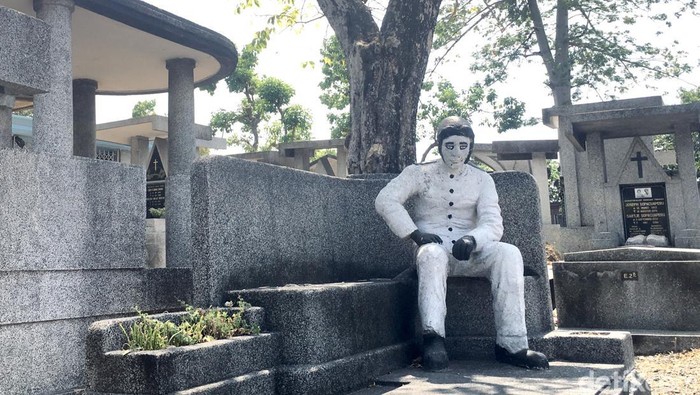 Patung pilot di Makam Belanda Kembang Kuning Surabaya yang konon kerap berubah-ubah posisi.