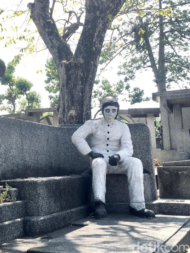 Patung Pilot Horor di Makam Belanda