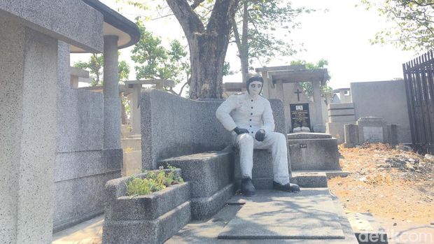 Patung pilot di Makam Belanda Kembang Kuning Surabaya yang konon kerap berubah-ubah posisi.