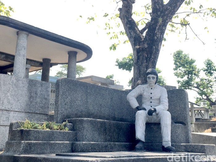 Patung pilot di Makam Belanda Kembang Kuning Surabaya yang konon kerap berubah-ubah posisi.