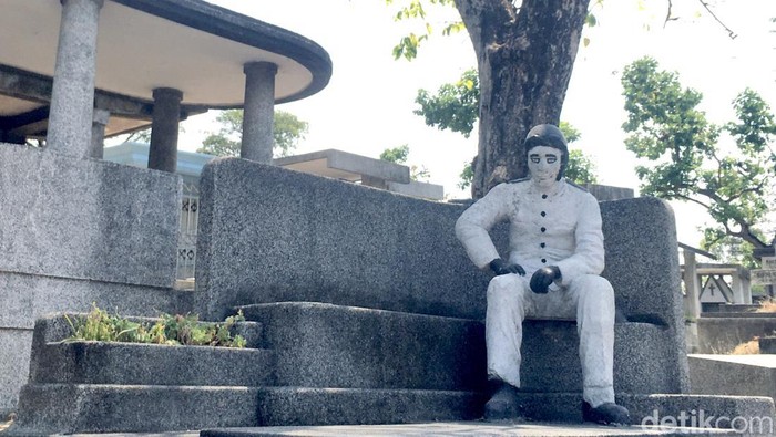 Patung pilot di Makam Belanda Kembang Kuning Surabaya yang konon kerap berubah-ubah posisi.