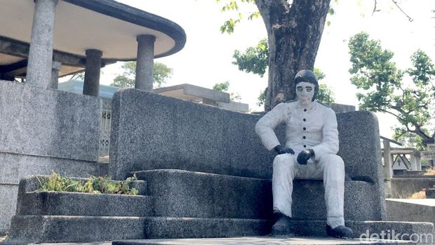 Patung pilot di Makam Belanda Kembang Kuning Surabaya yang konon kerap berubah-ubah posisi.