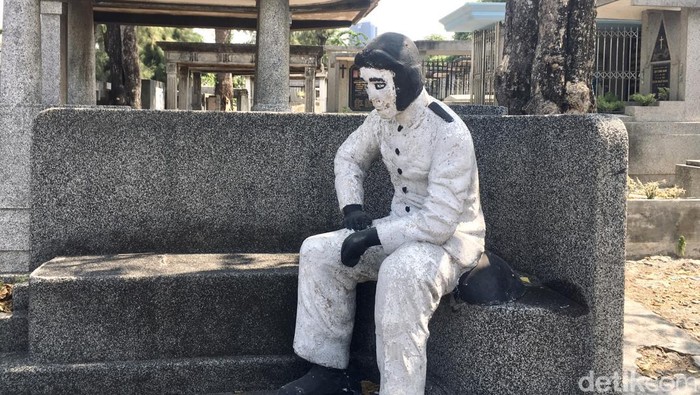 Patung pilot di Makam Belanda Kembang Kuning Surabaya yang konon kerap berubah-ubah posisi.