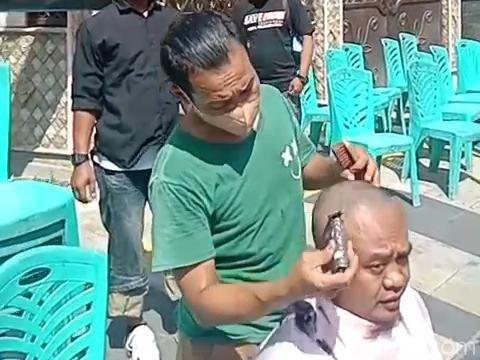 pedagang pasar tradisional Bojonegoro cukur gundul