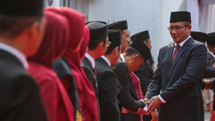 Ketua KPU Hasyim Asy'ari (kanan) menyalami anggota KPU saat upacara pelantikan di Halaman Kantor KPU, Jakarta, Minggu (24/9/2023). KPU melantik 81 anggota KPU dari lima Provinsi dan 12 Kabupaten/Kota di empat Provinsi untuk masa bakti 2023 - 2028. ANTARA FOTO/Asprilla Dwi Adha/nz