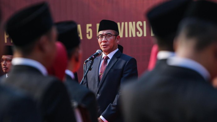Pelantikan anggota KPU Provinsi Kabupaten dan Kota Ketua KPU Hasyim Asy'ari (kanan) menyalami anggota KPU saat upacara pelantikan di Halaman Kantor KPU, Jakarta, Minggu (24/9/2023). KPU melantik 81 anggota KPU dari lima Provinsi dan 12 Kabupaten/Kota di empat Provinsi untuk masa bakti 2023 - 2028. ANTARA FOTO/Asprilla Dwi Adha/nz