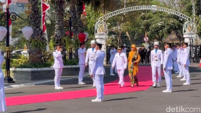 Pelantikan Pj bupati/wali kota di Gedung Negara Grahadi, Minggu (24/9/2023).